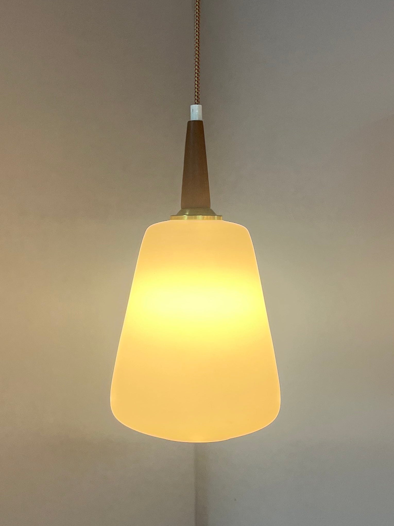 Hängelampe Opalglas Teak aus Dänemark