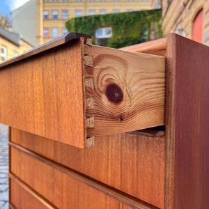 Kommode Teak mit durchgängigen Griffen
