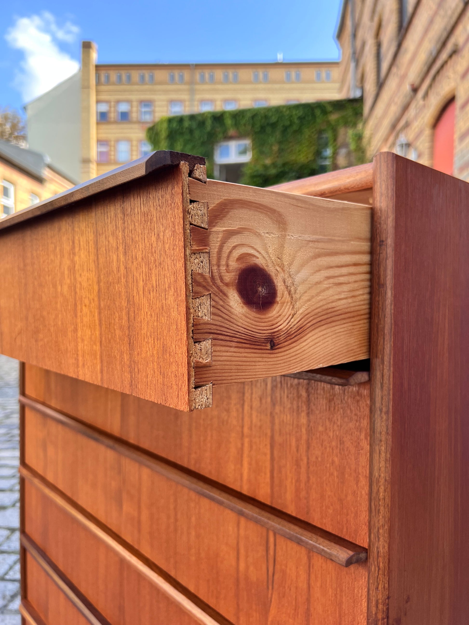 Kommode Teak mit durchgängigen Griffen