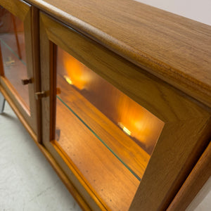 Kleine Vitrine mit Beleuchtung & neuen Chromfüßen von Dyrlund