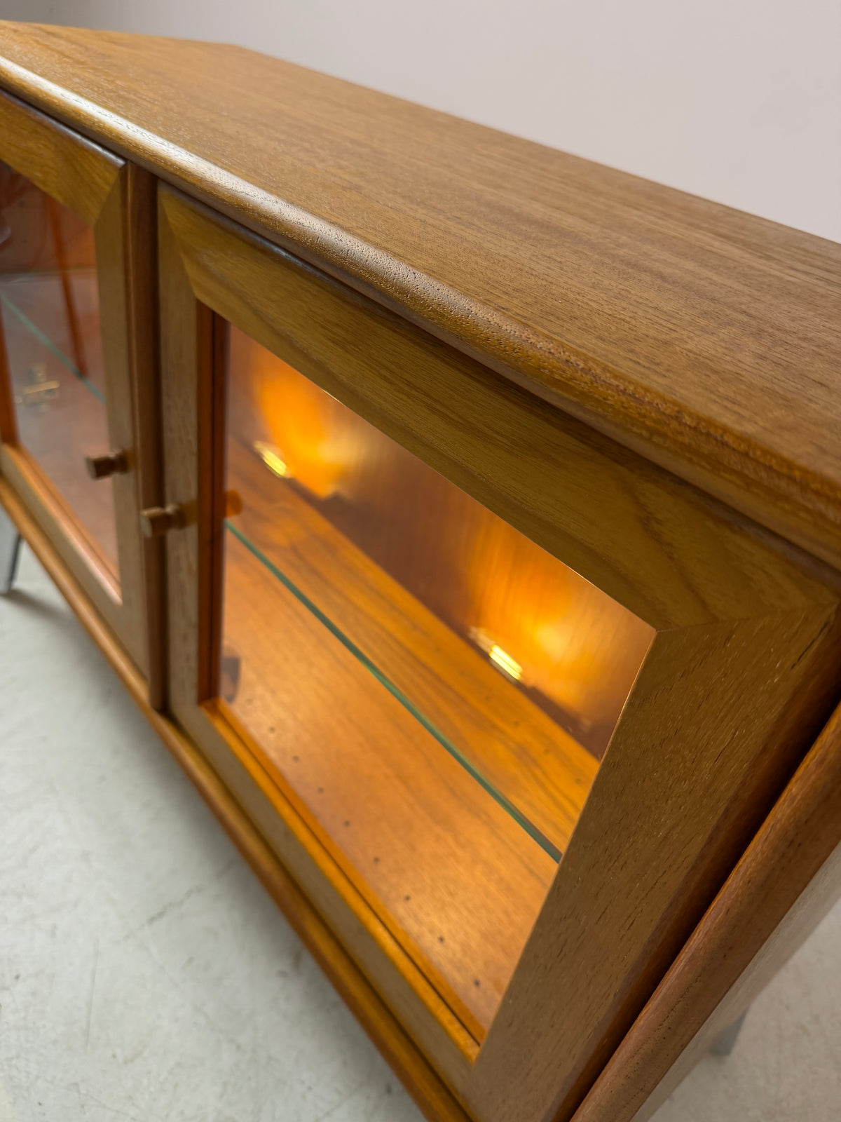 Kleine Vitrine mit Beleuchtung & neuen Chromfüßen von Dyrlund
