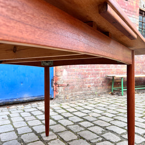 Esstisch Teak ausziehbar mit trapezförmigen Tischblättern