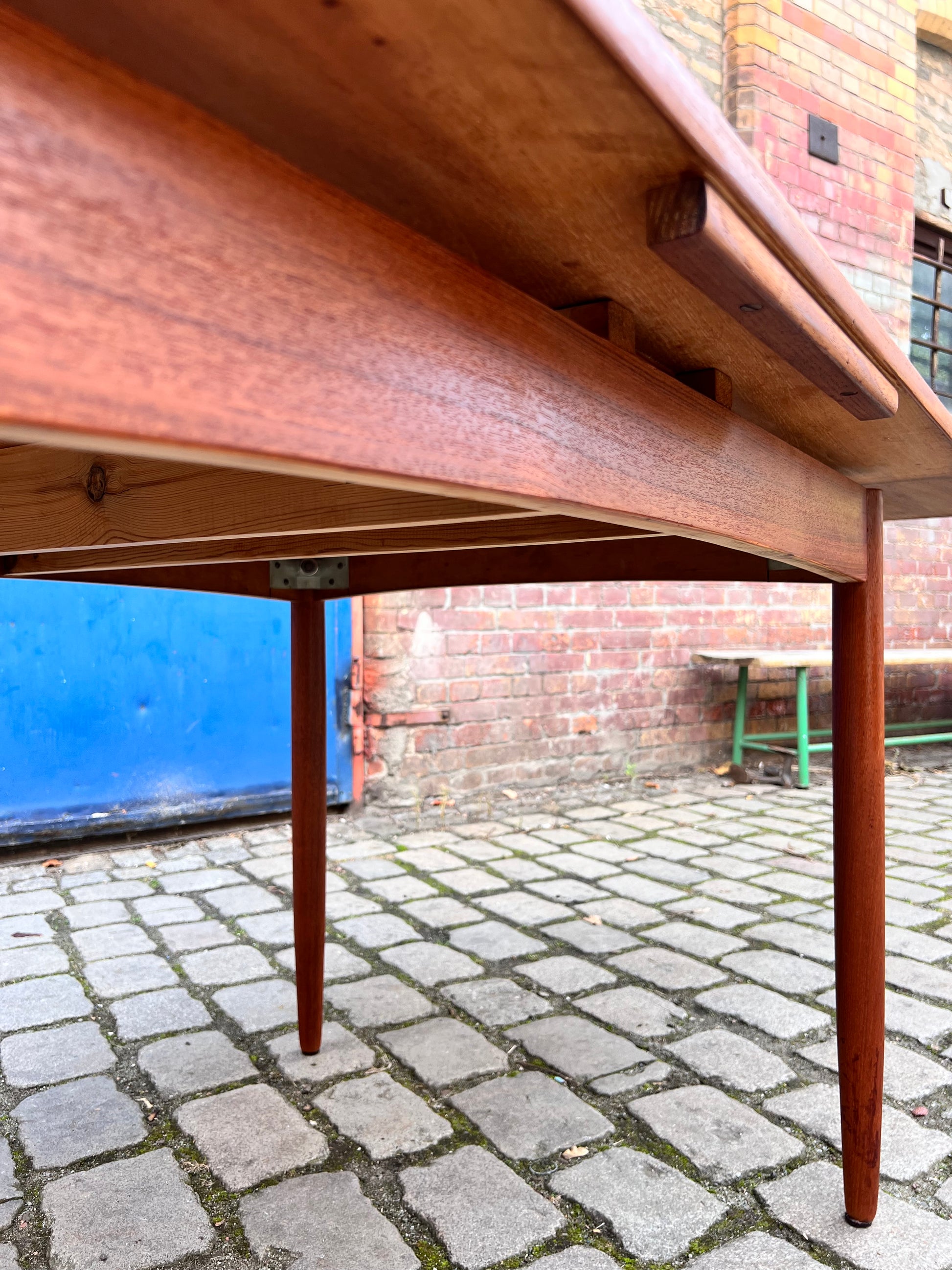 Esstisch Teak ausziehbar mit trapezförmigen Tischblättern