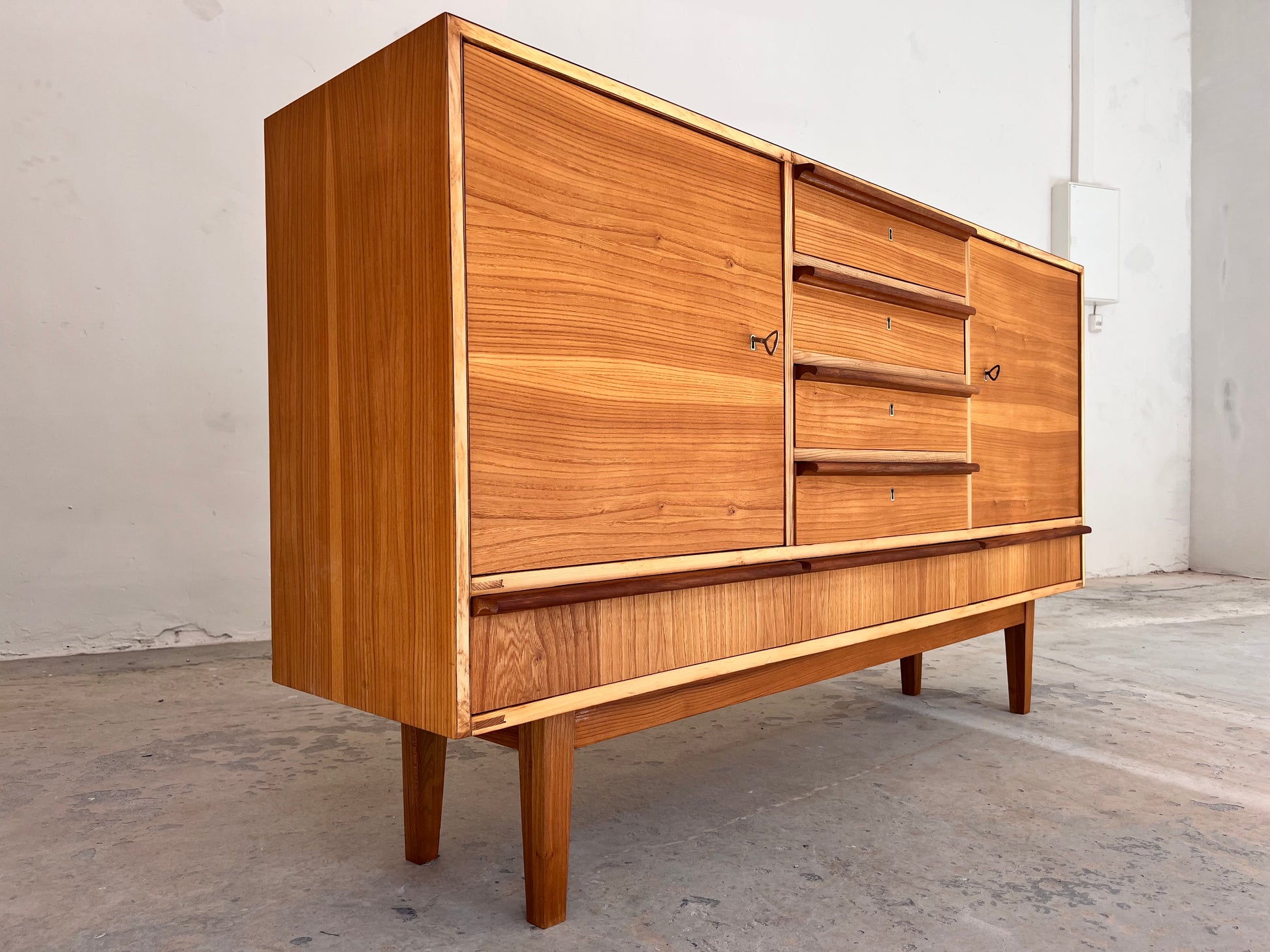 Sideboard Esche mit Schranktüren und Schubladen