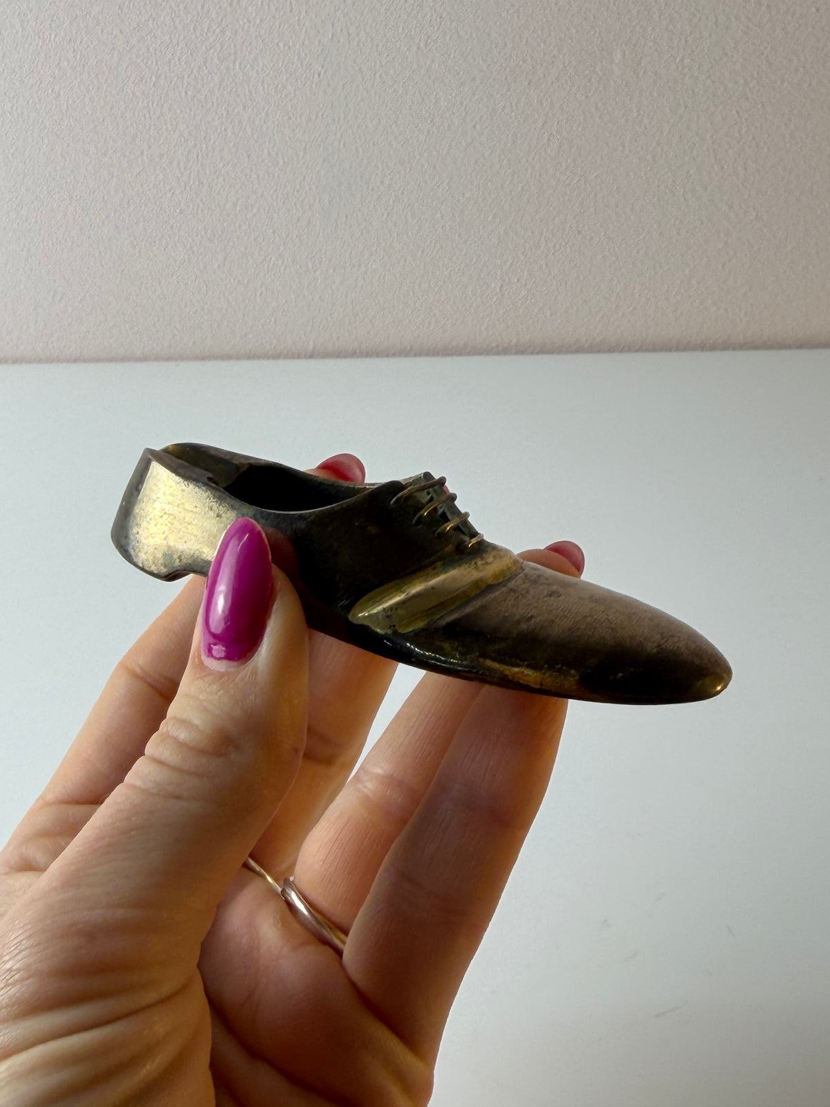 Hand-Aschenbecher Schuh Messing