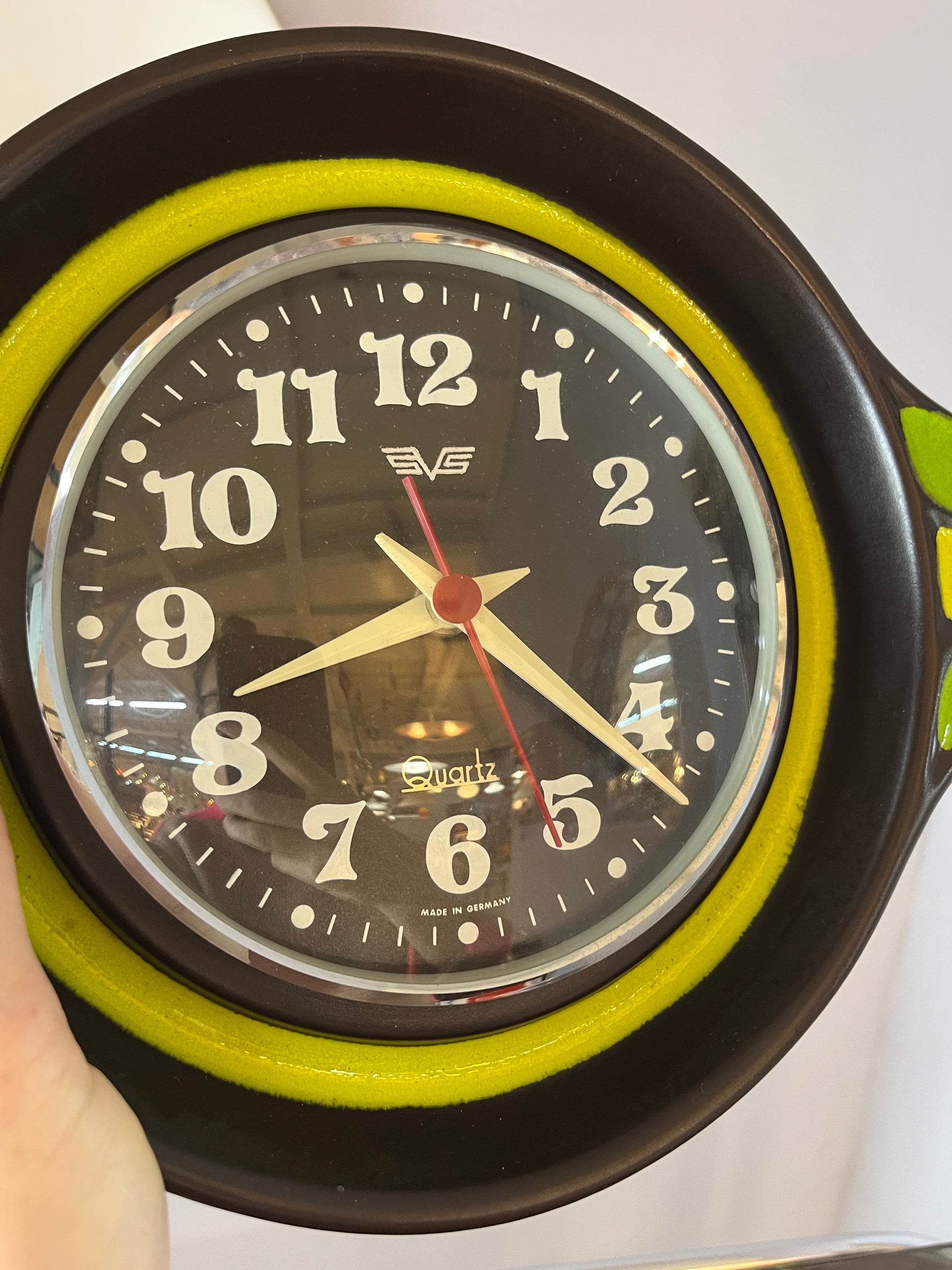 Wanduhr grün braun Keramik