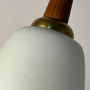 Hängelampe Opalglas mit Teak & Messing Kabelführung aus Dänemark