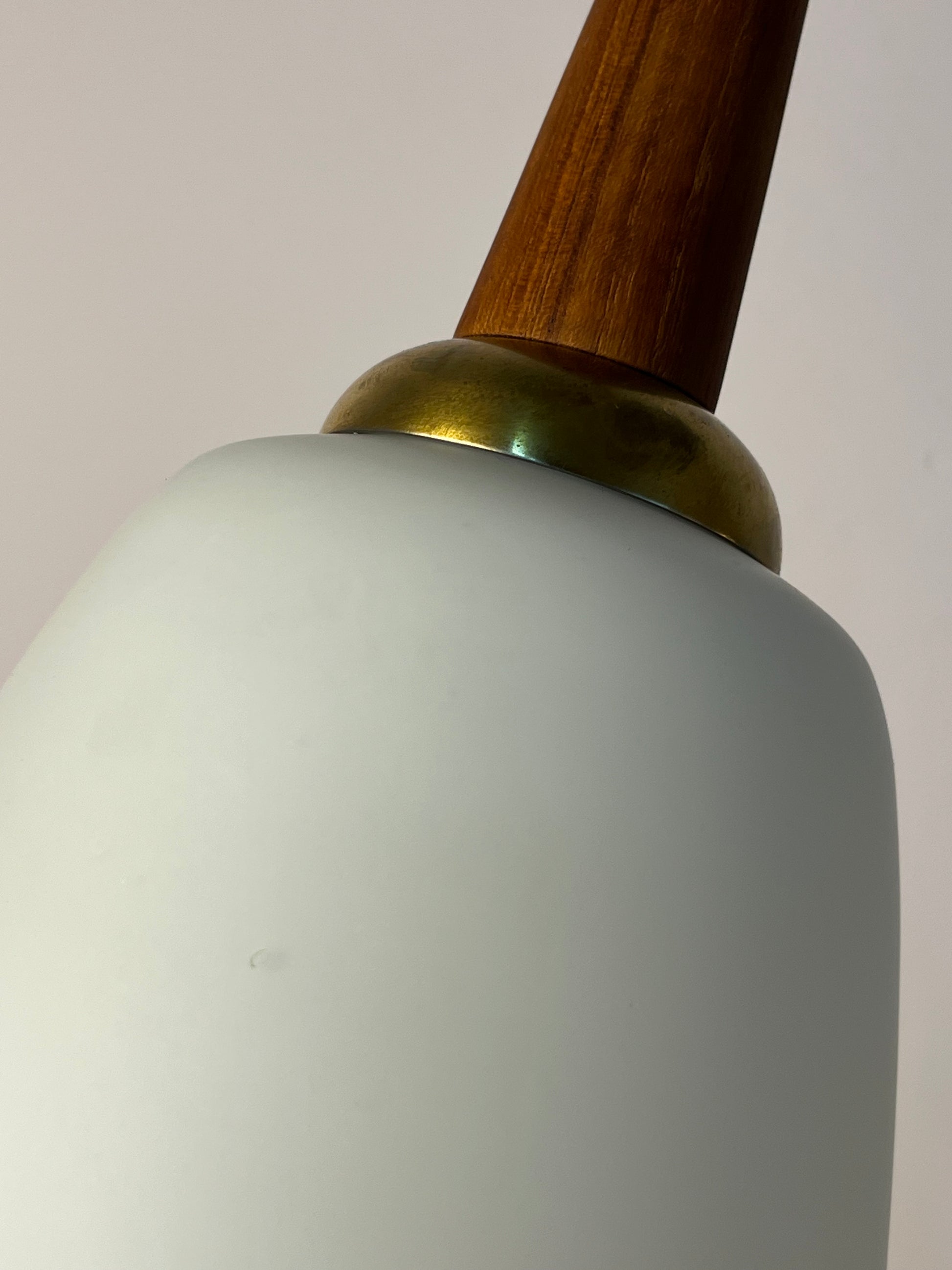 Hängelampe Opalglas mit Teak & Messing Kabelführung aus Dänemark