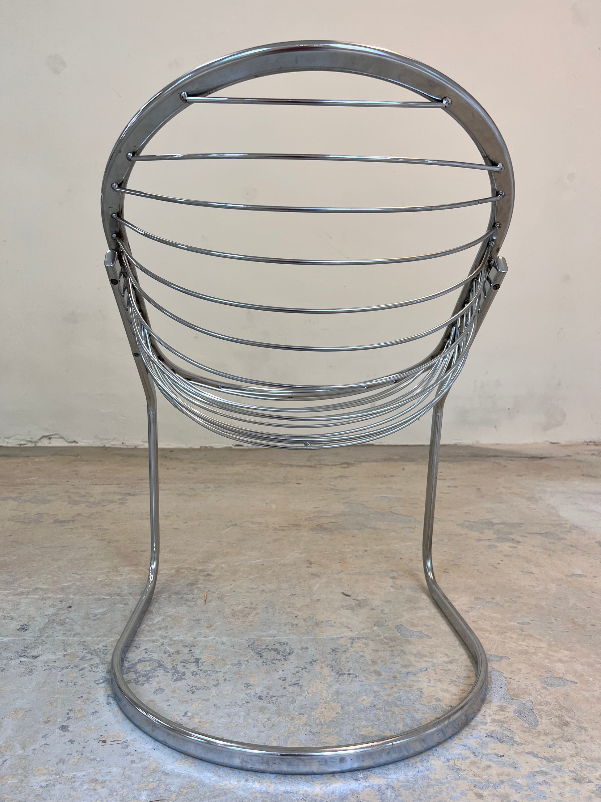 Freischwinger Modell Egg Chair mit Fell von Gastone Rinaldi