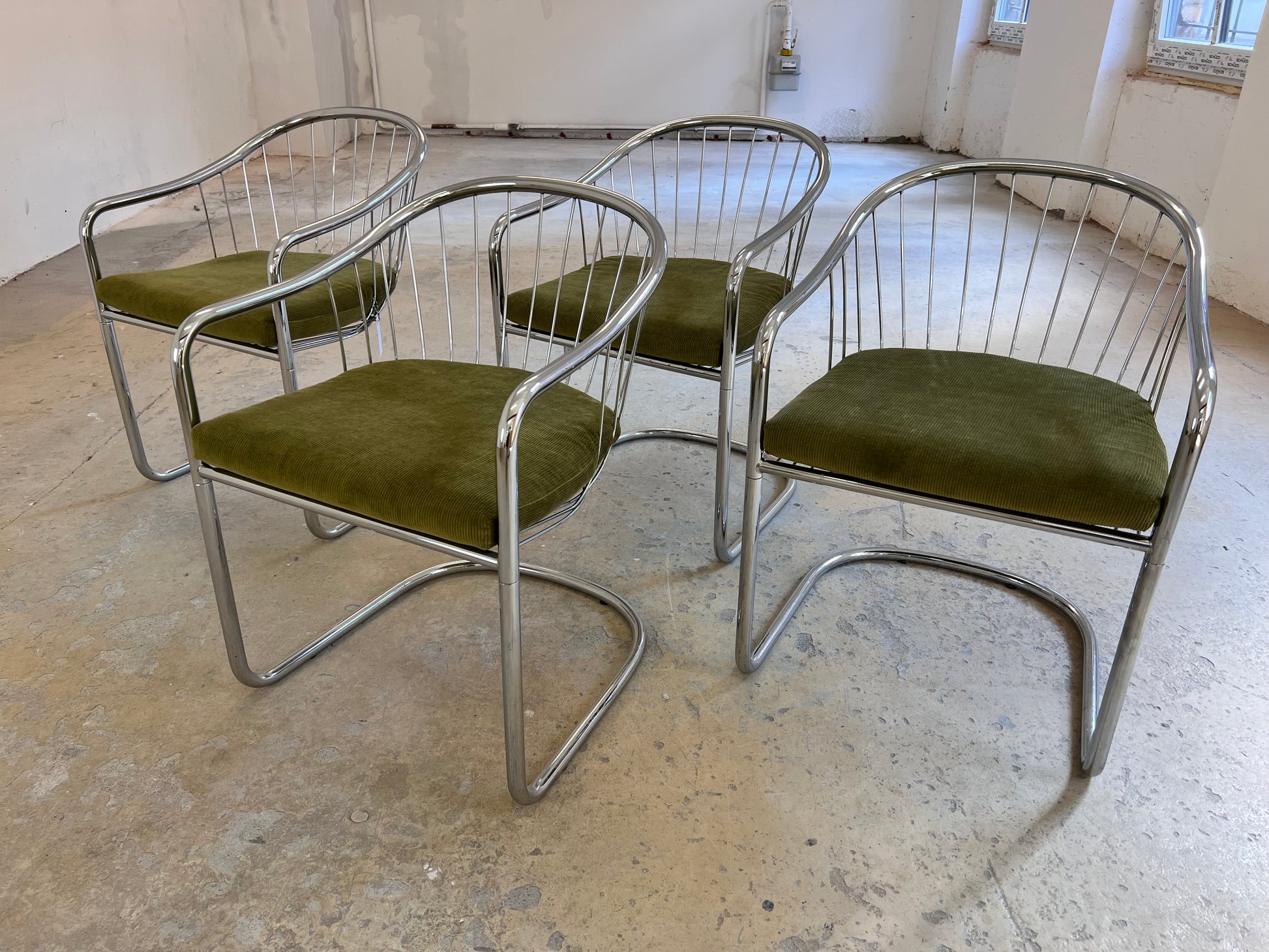 Freischwinger Chrom mit neuem, grünen Sitzkissen von Gastone Rinaldi
