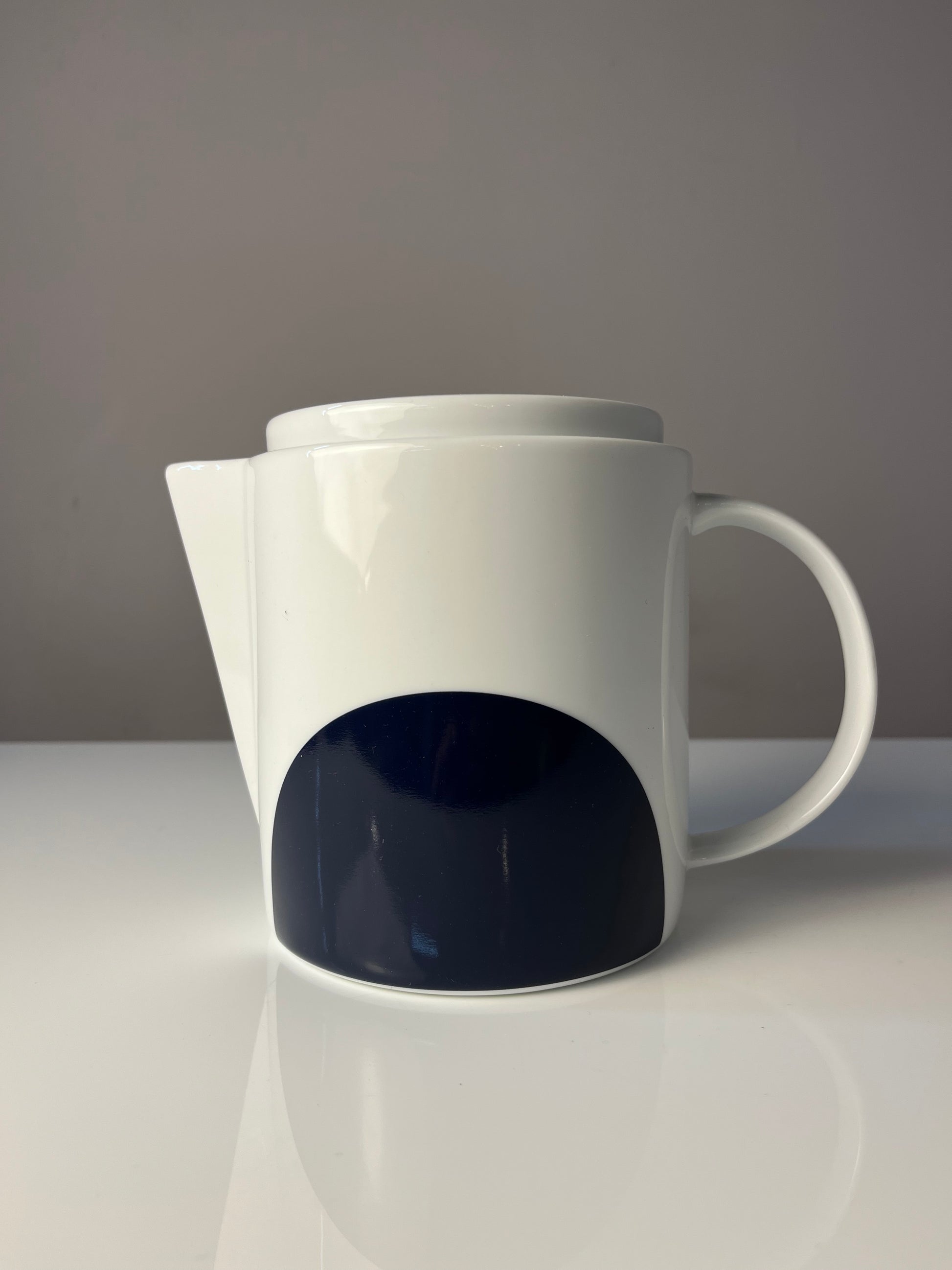 Teekanne dunkelblau weiß mit "Geometry 1" Print von Verner Panton für Menu
