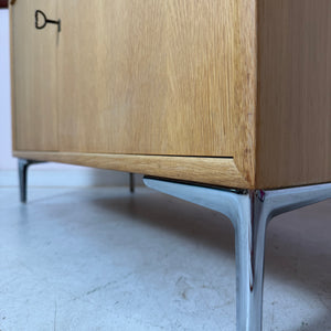 Schrank Eiche mit neuen Chromfüßen von WK Möbel