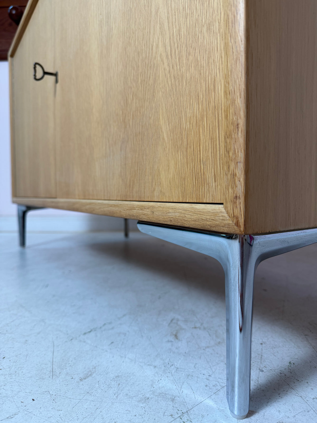 Schrank Eiche mit neuen Chromfüßen von WK Möbel