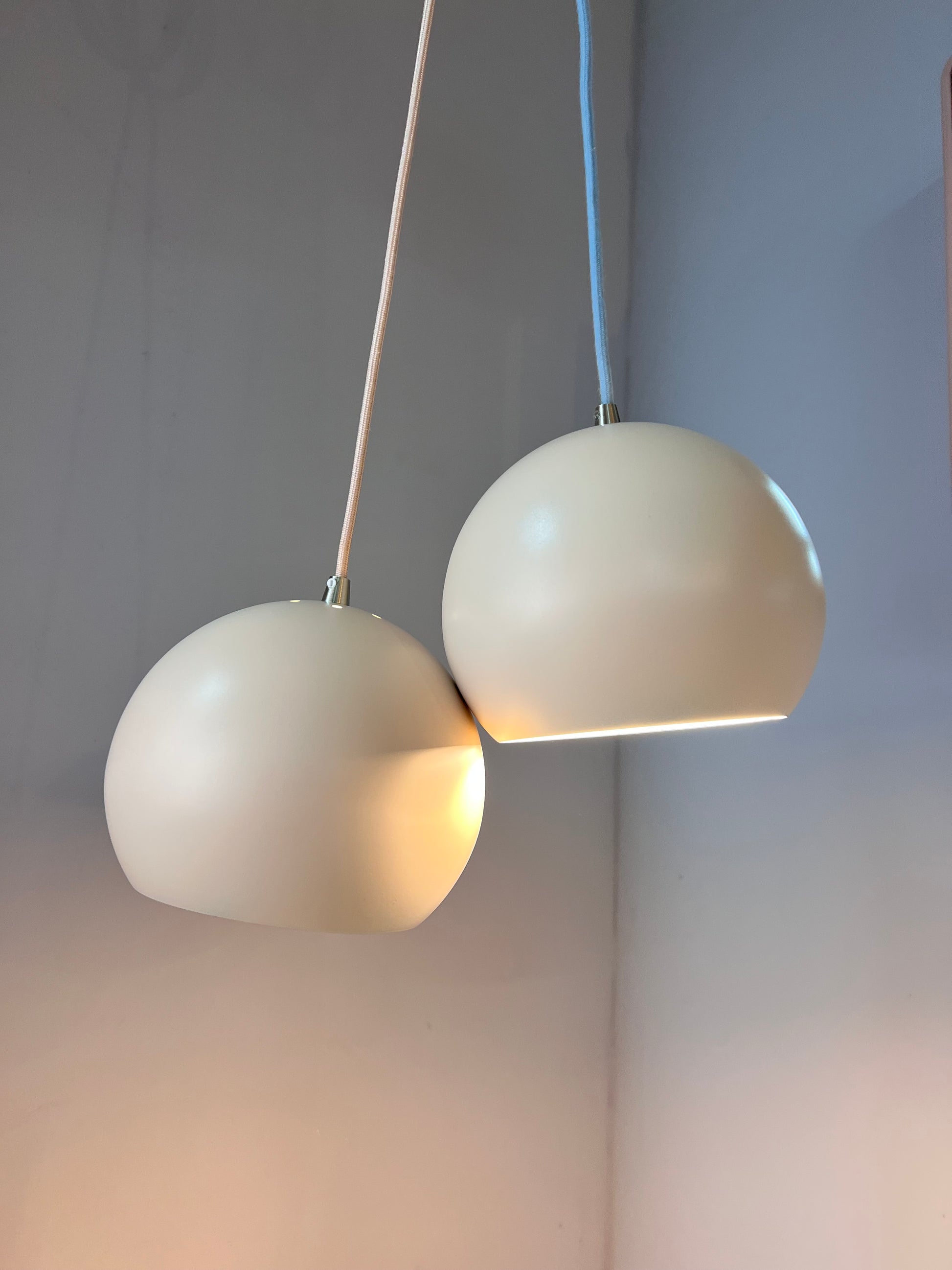 Set: 2x Kugellampe neu lackiert creme