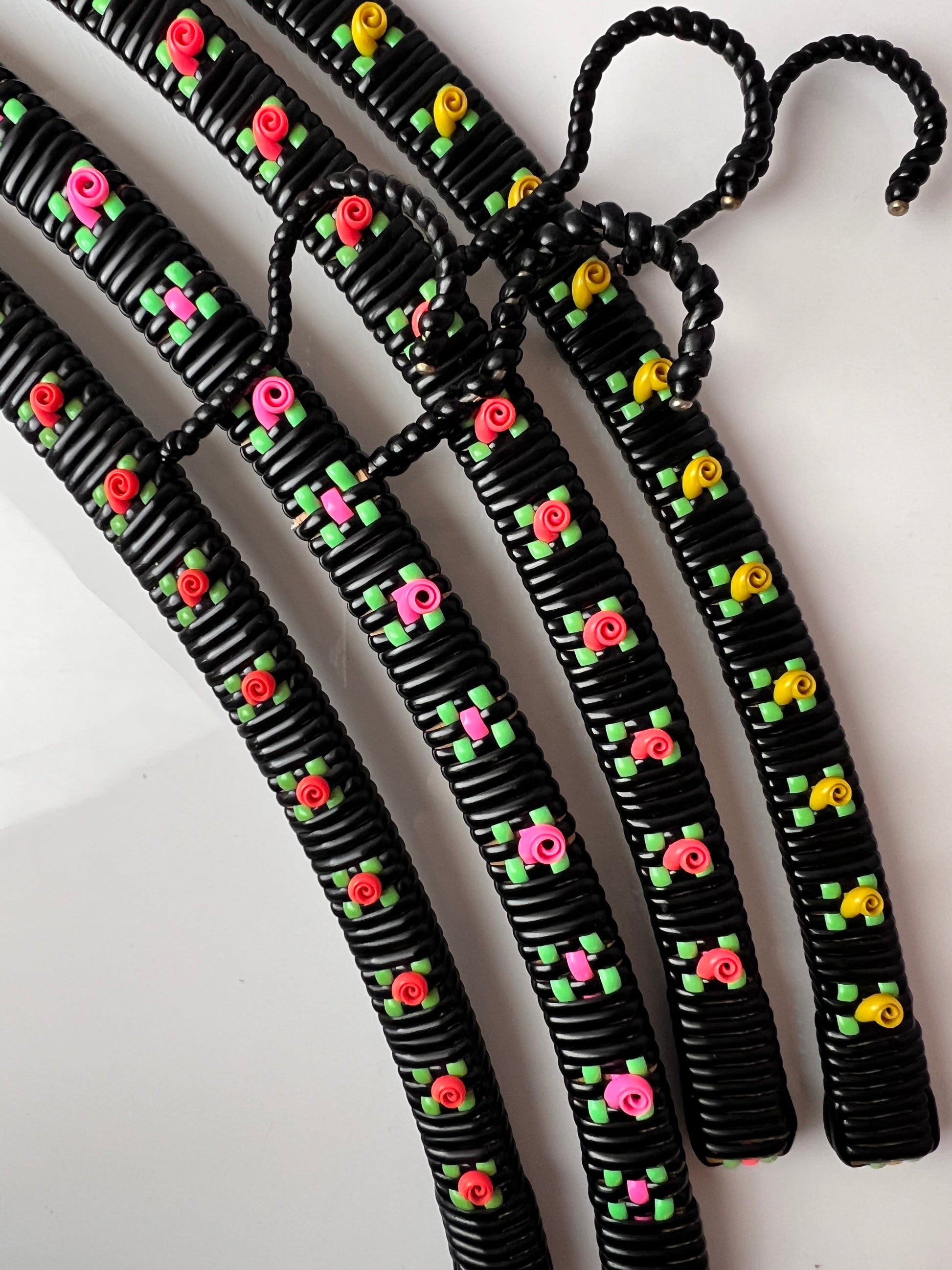 Set: 4x Kleiderbügel schwarz floral