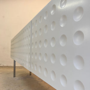 Sideboard weiß mit kreisförmigem Reliefmuster aus Belgien