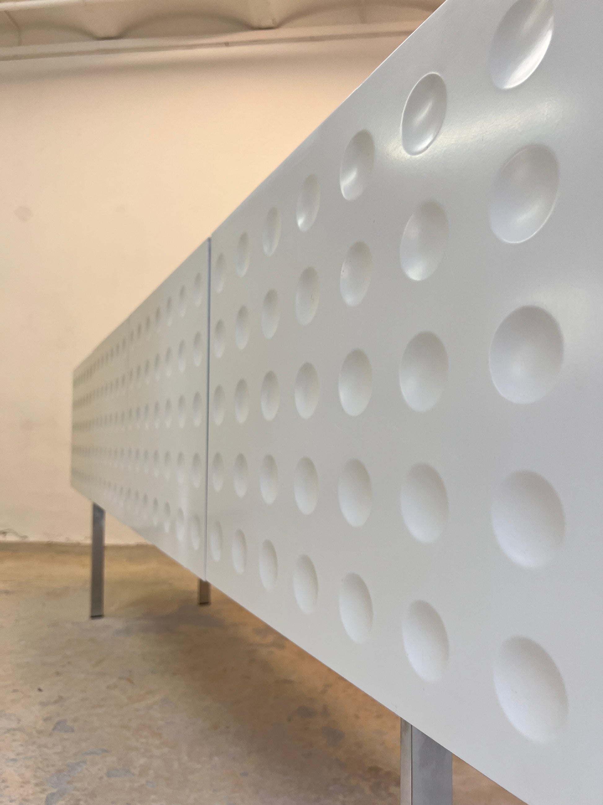 Sideboard weiß mit kreisförmigem Reliefmuster aus Belgien