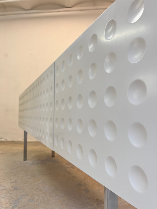 Sideboard weiß mit kreisförmigem Reliefmuster aus Belgien