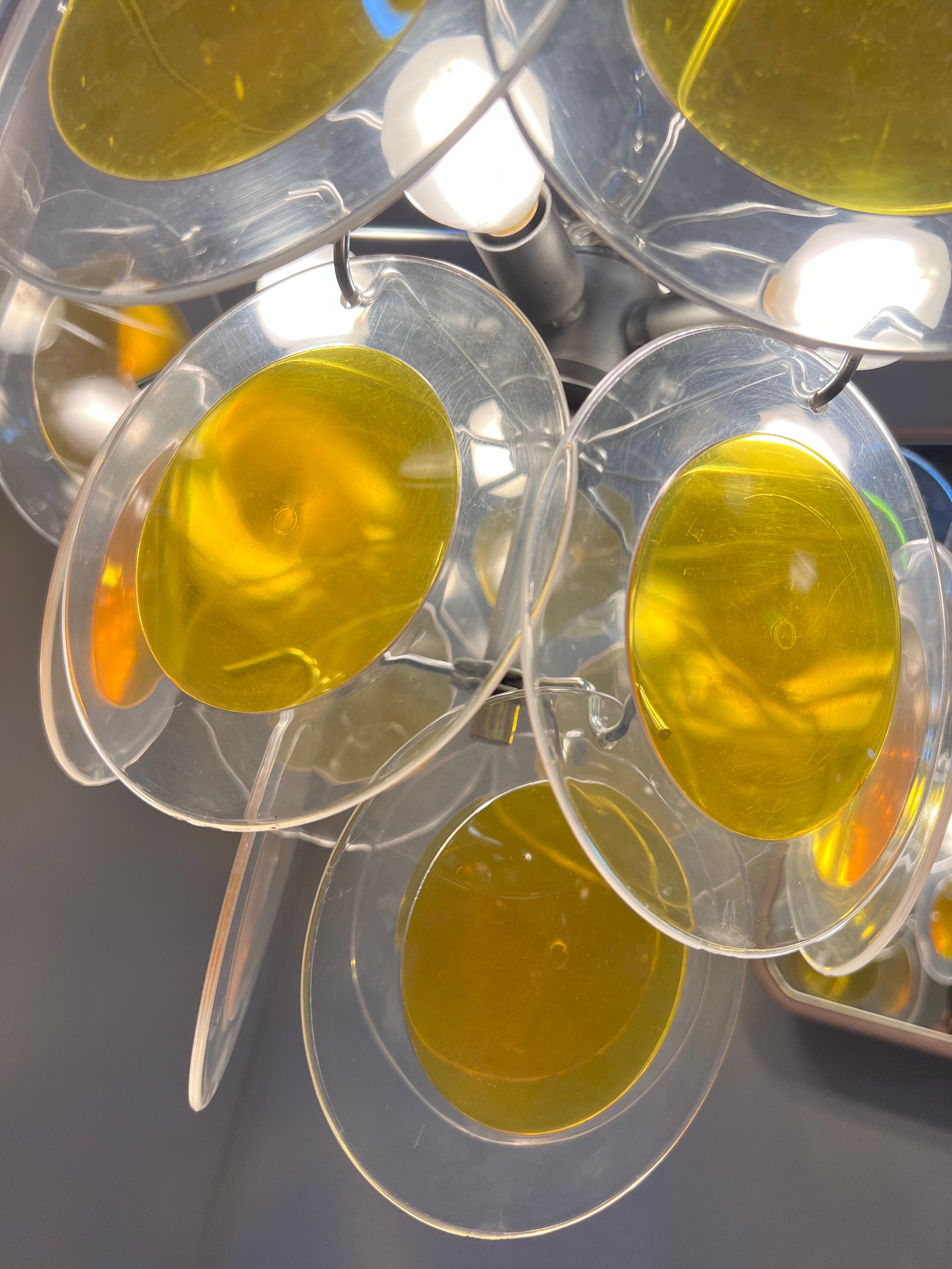 Kronleuchter gelb silber mit Plexiglas-Scheiben