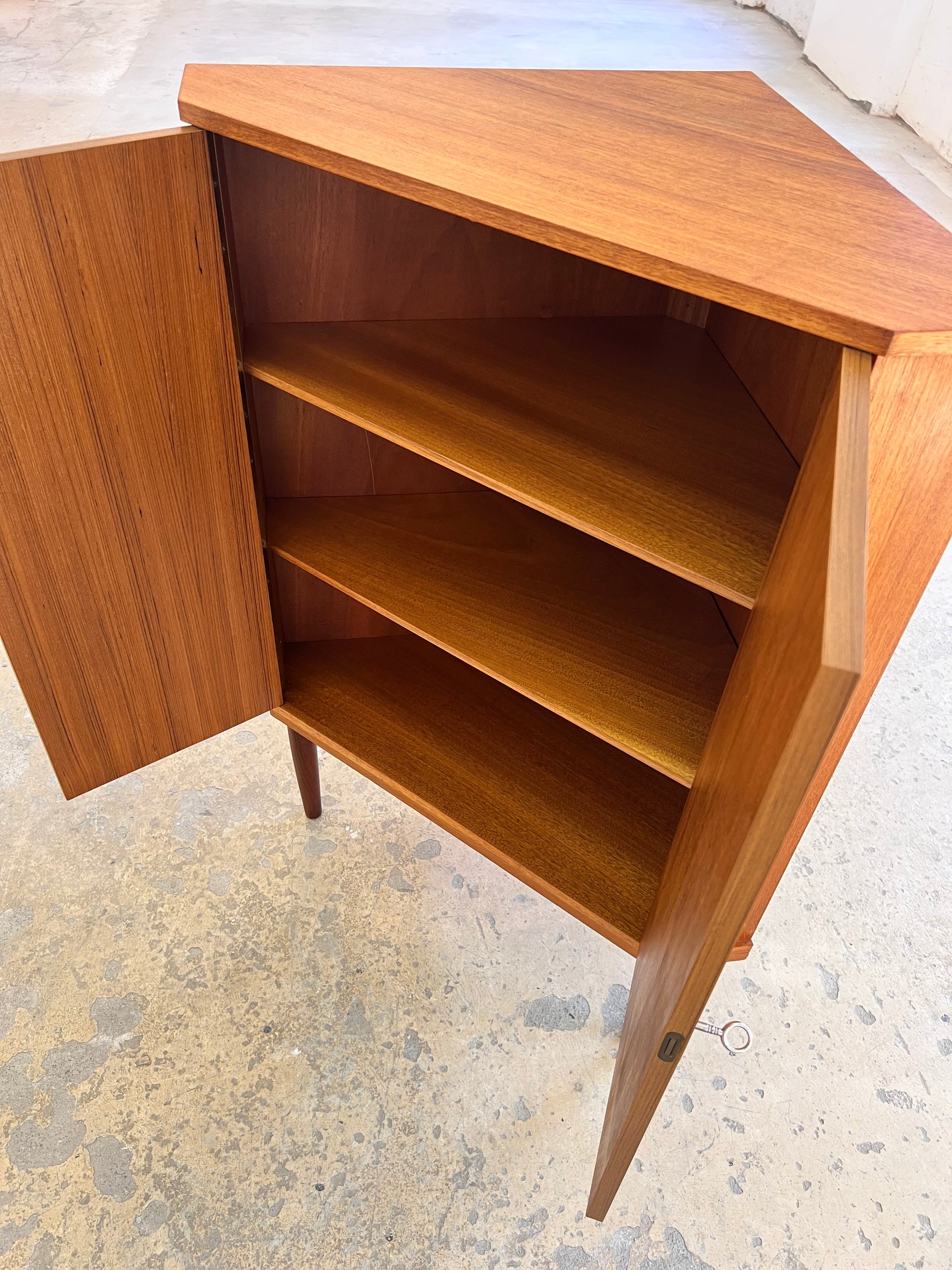 Eckschrank Teak mit Schloss aus Dänemark