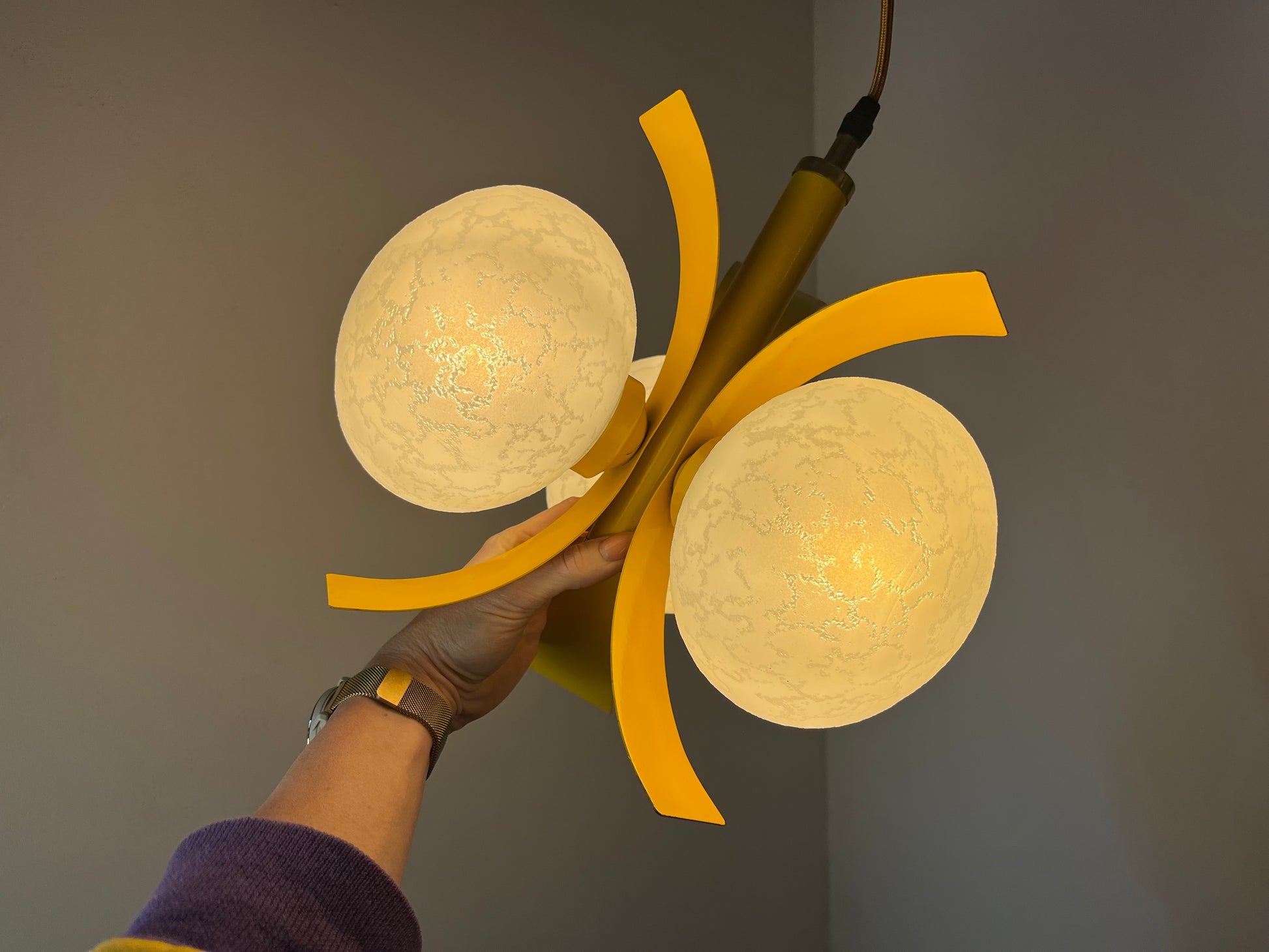 Hängelampe gelb weiß von Richard Essig