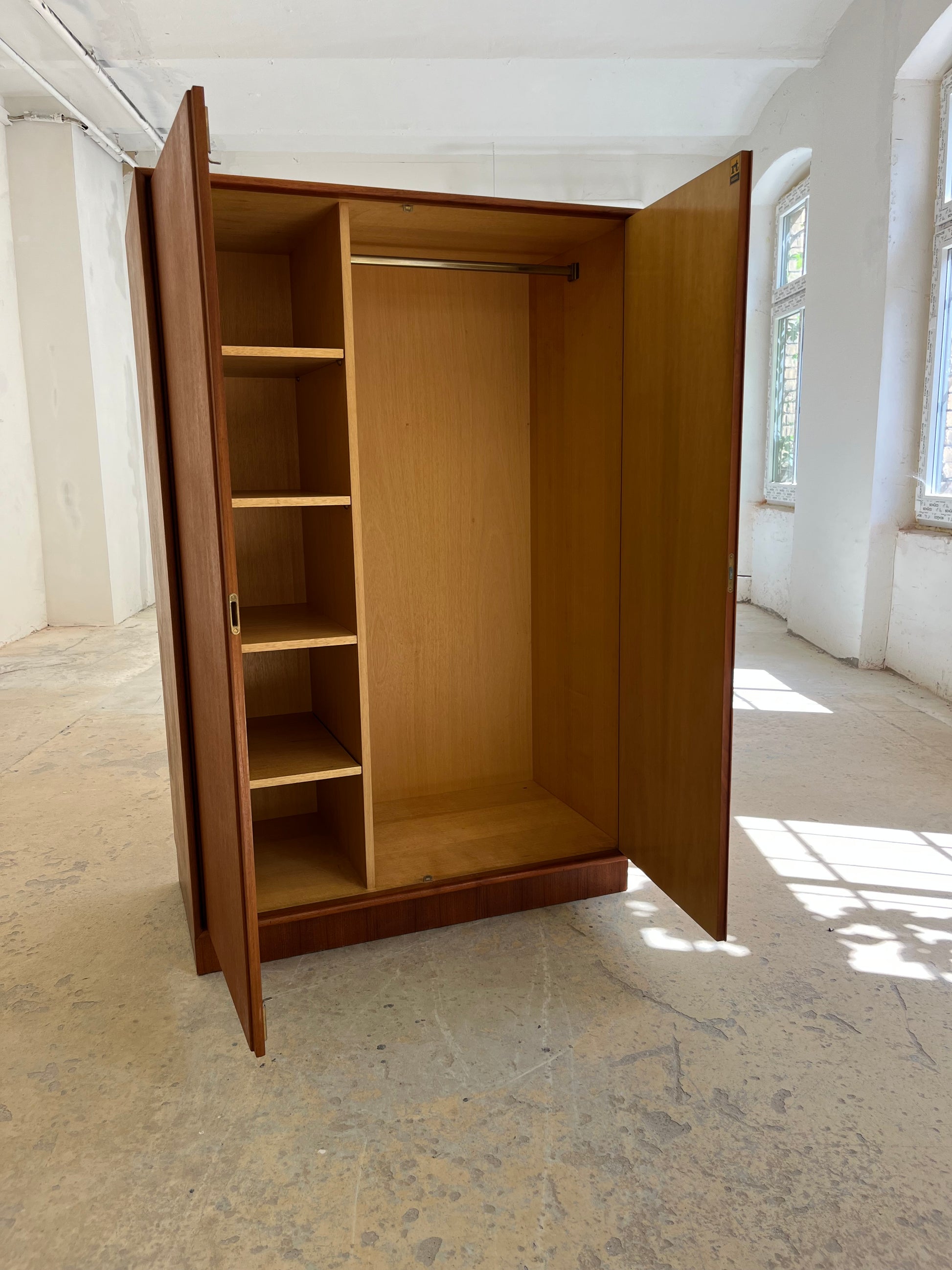 Großer Kleiderschrank Teak von rt Möbel