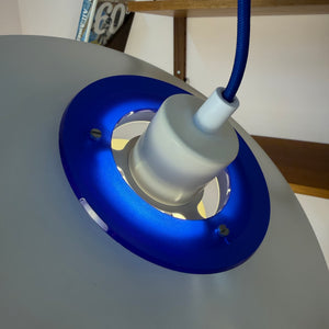 Lamellenlampe weiß mit blauem Akzentring aus Dänemark