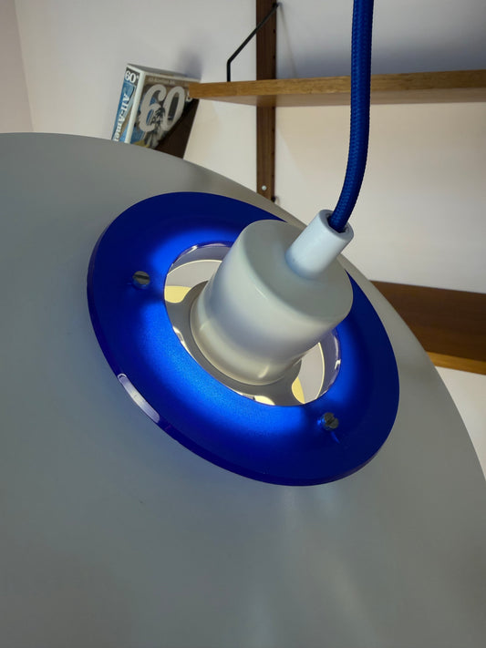Lamellenlampe weiß mit blauem Akzentring aus Dänemark