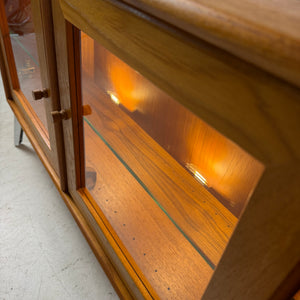 Kleine Vitrine mit Beleuchtung & neuen Chromfüßen von Dyrlund