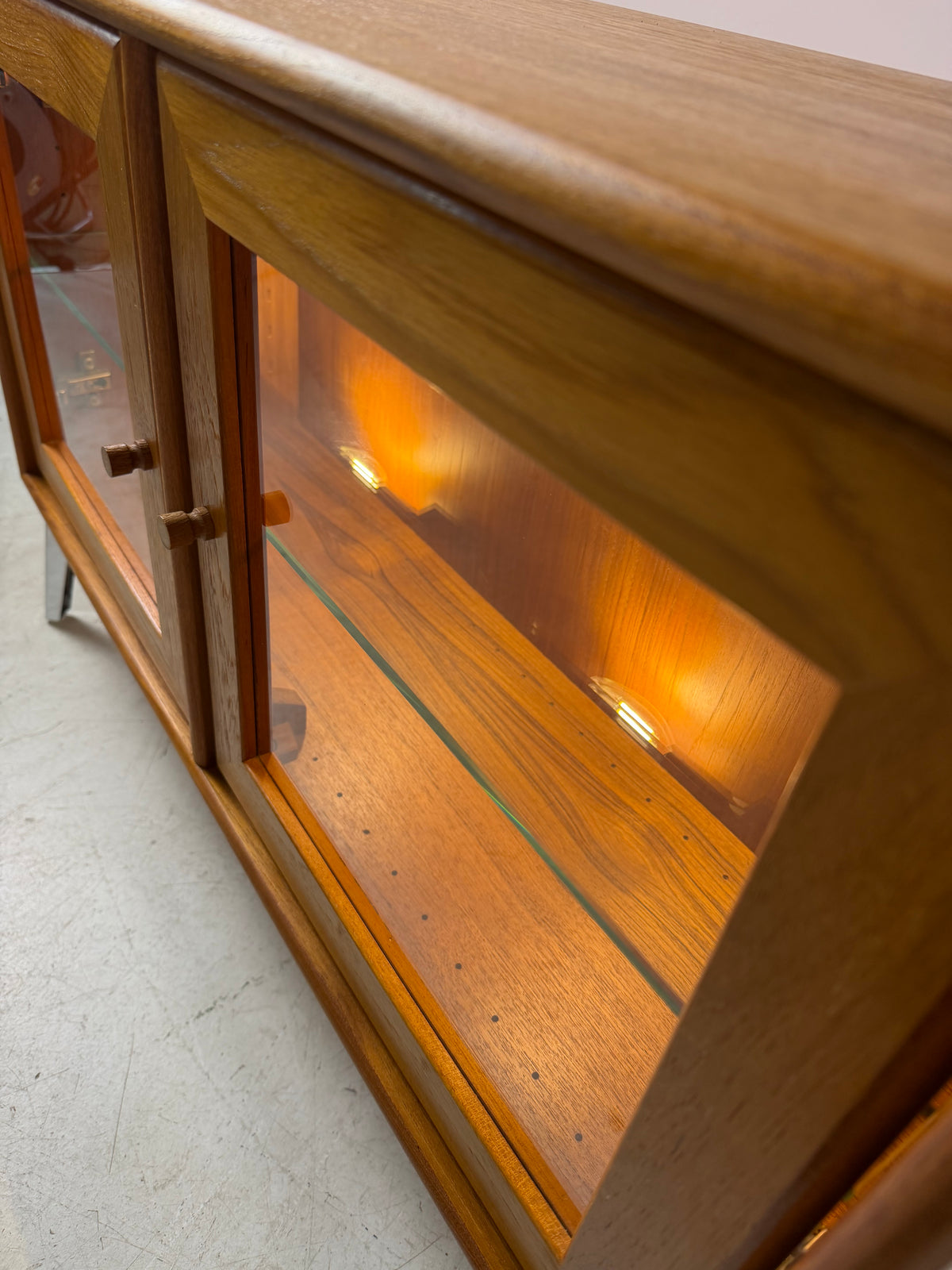 Kleine Vitrine mit Beleuchtung & neuen Chromfüßen von Dyrlund