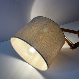 Scherenlampe beige Holz von Le Klint