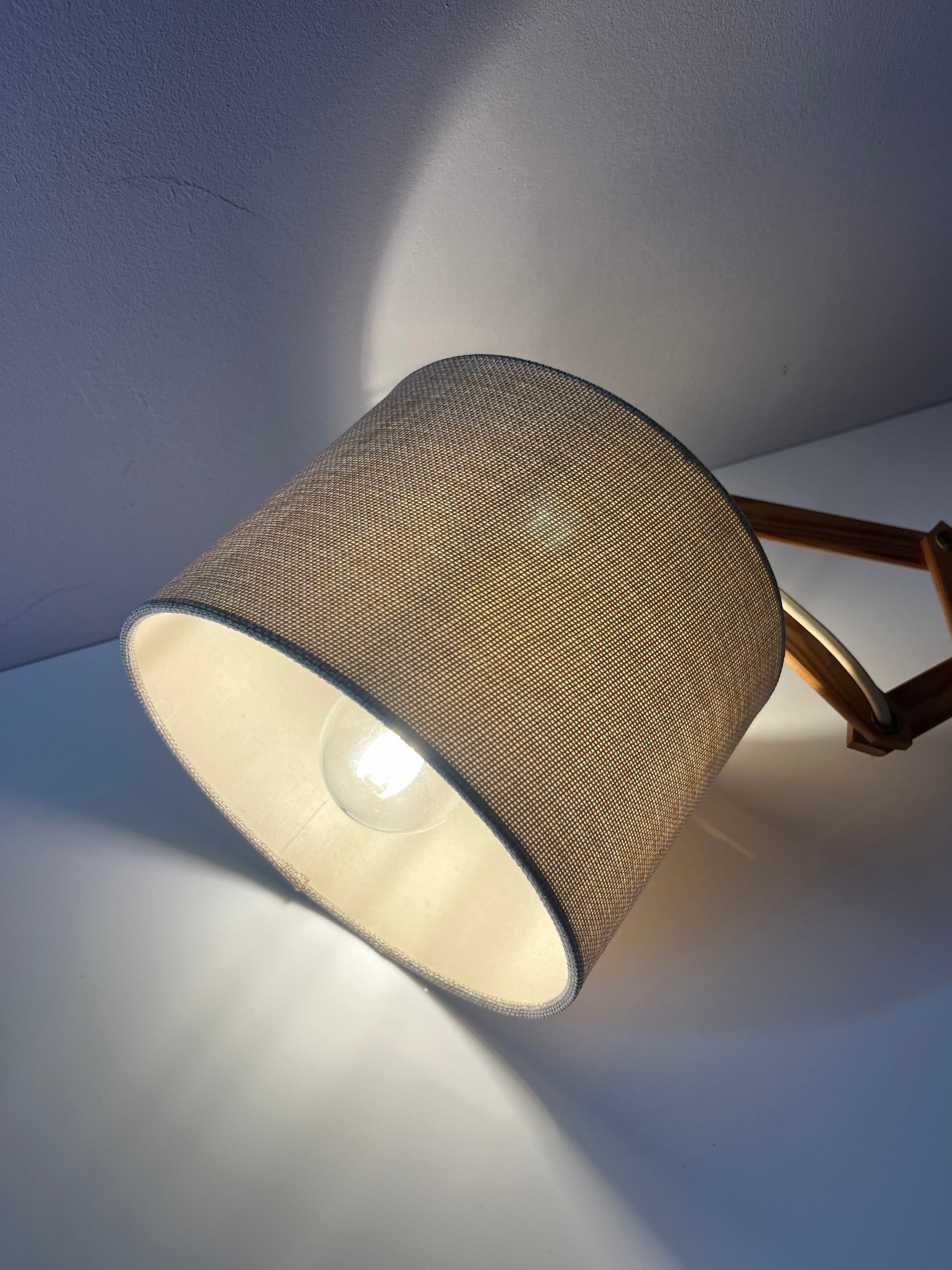 Scherenlampe beige Holz von Le Klint