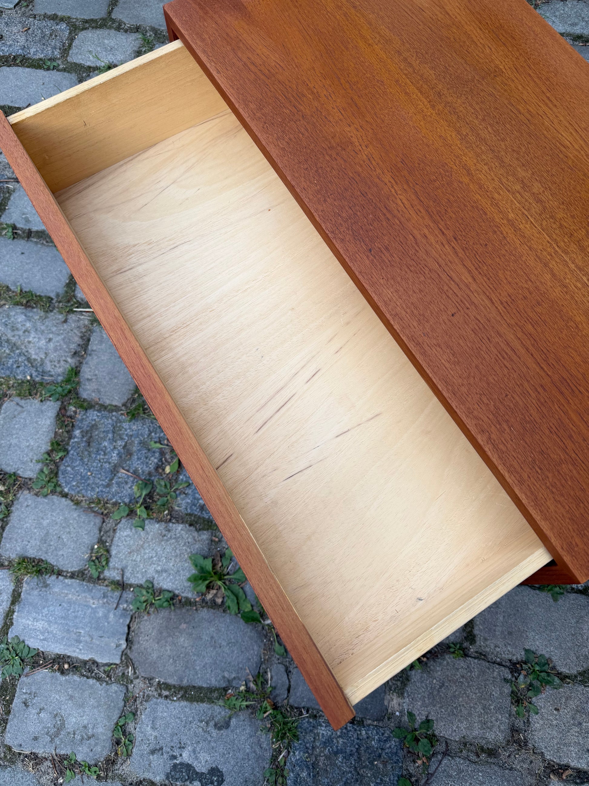Kommode Teak mit Schubladen auf Chromfüßen
