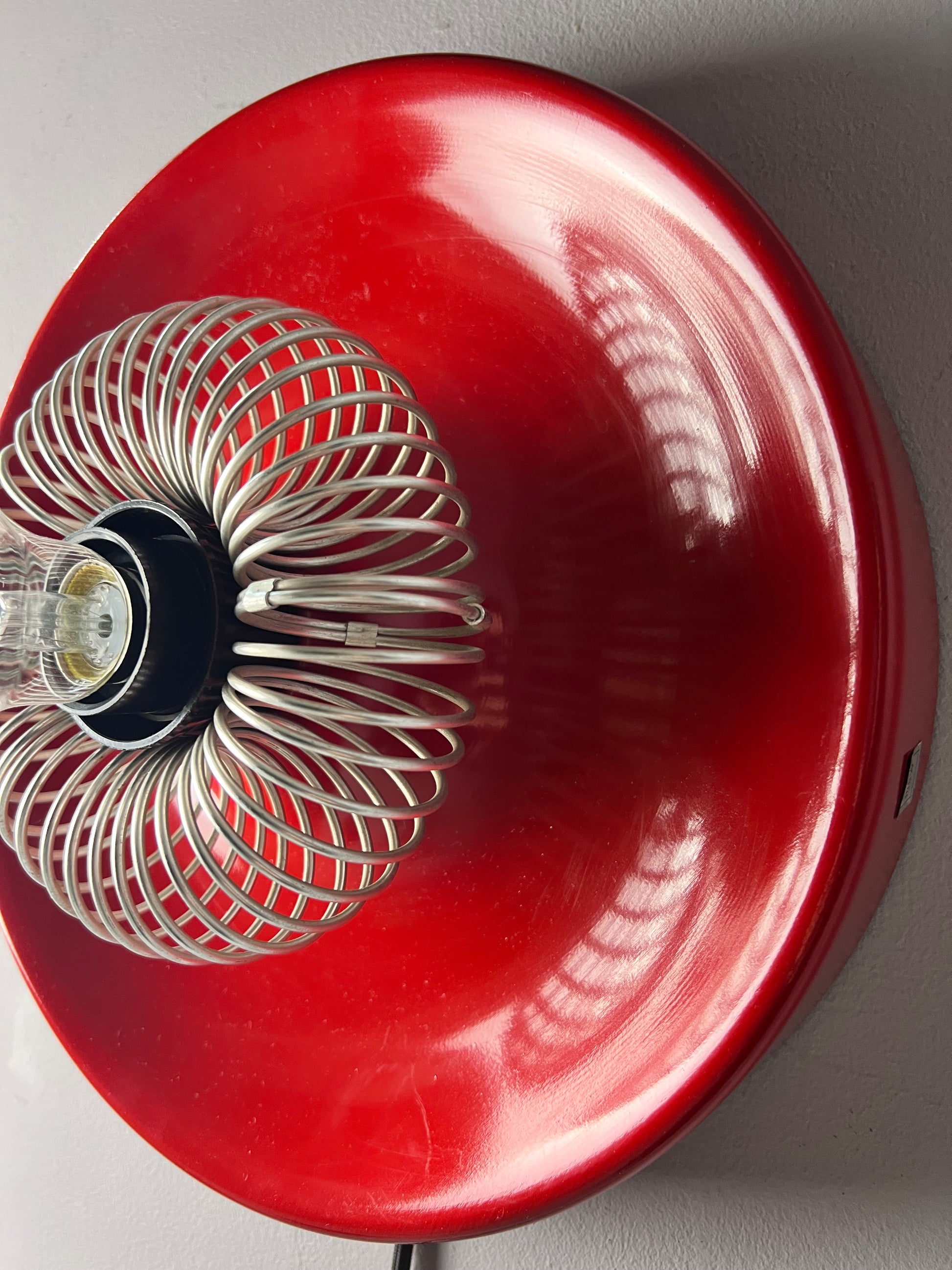 Decken-oder Wandlampe rot mit Sprirale von Elektromfem ISZ