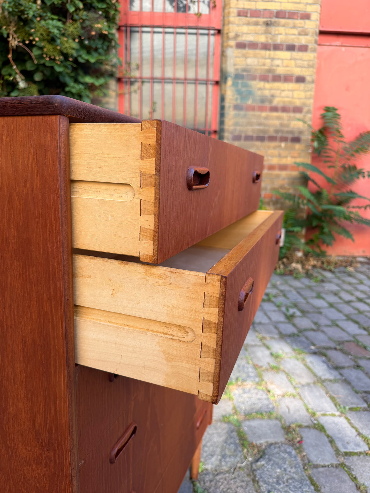 Kommode Teak mit Griffmulden von Kværndrup Møbelfabrik
