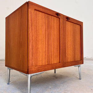 Kommode Teak mit Flügeltüren & neuen Chromfüßen von H. W. Klein für Bramin