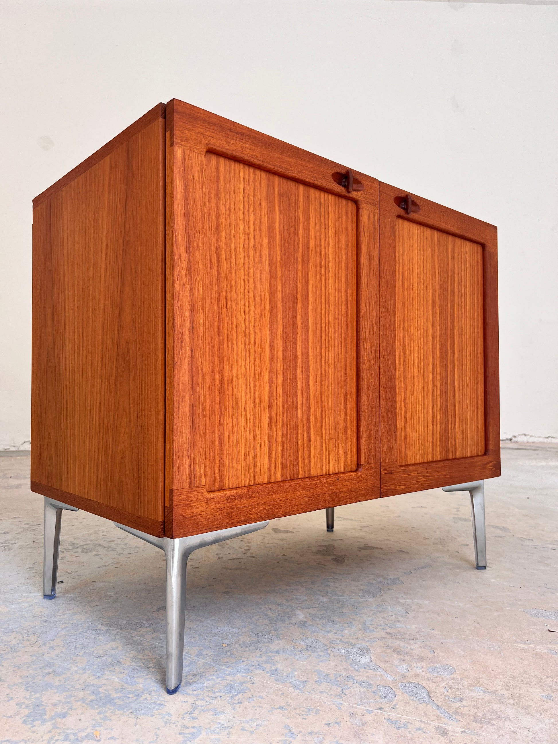 Kommode Teak mit Flügeltüren & neuen Chromfüßen von H. W. Klein für Bramin