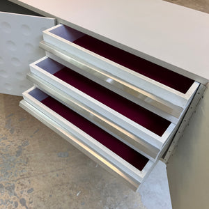 Sideboard weiß mit kreisförmigem Reliefmuster aus Belgien