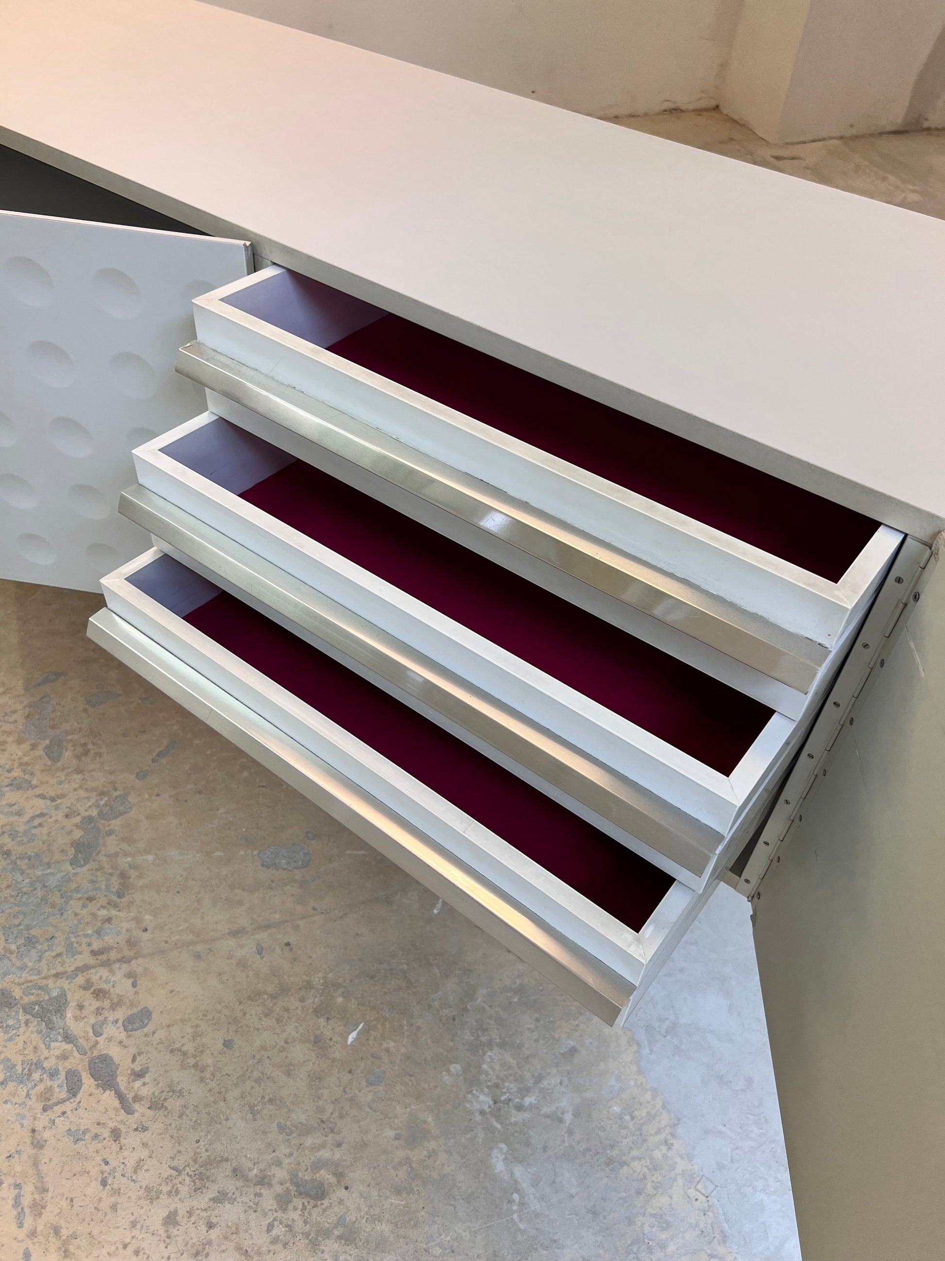 Sideboard weiß mit kreisförmigem Reliefmuster aus Belgien