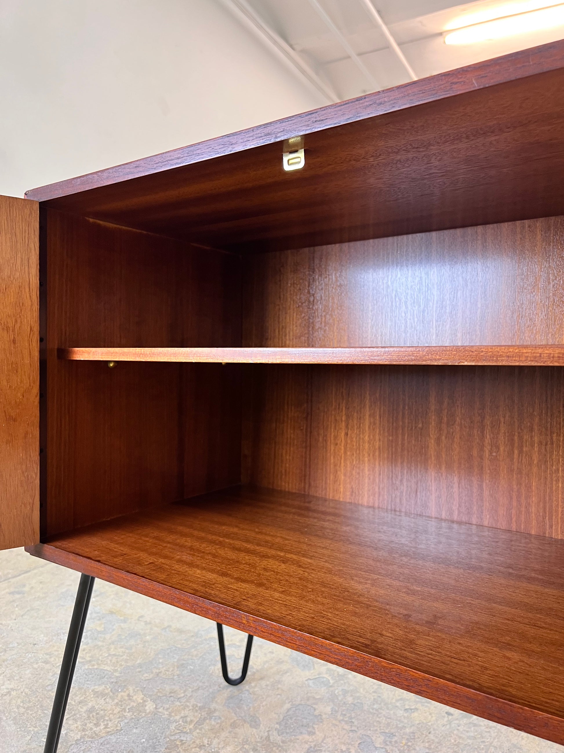 Kommode Teak auf Hairpinlegs aus Dänemark