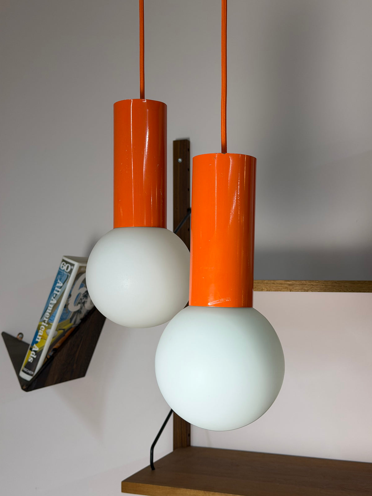Set: 2x Hängelampe orange mit Opalglas Globus
