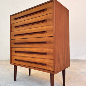 Kommode Teak mit eingelassenen langen Griffen aus Dänemark
