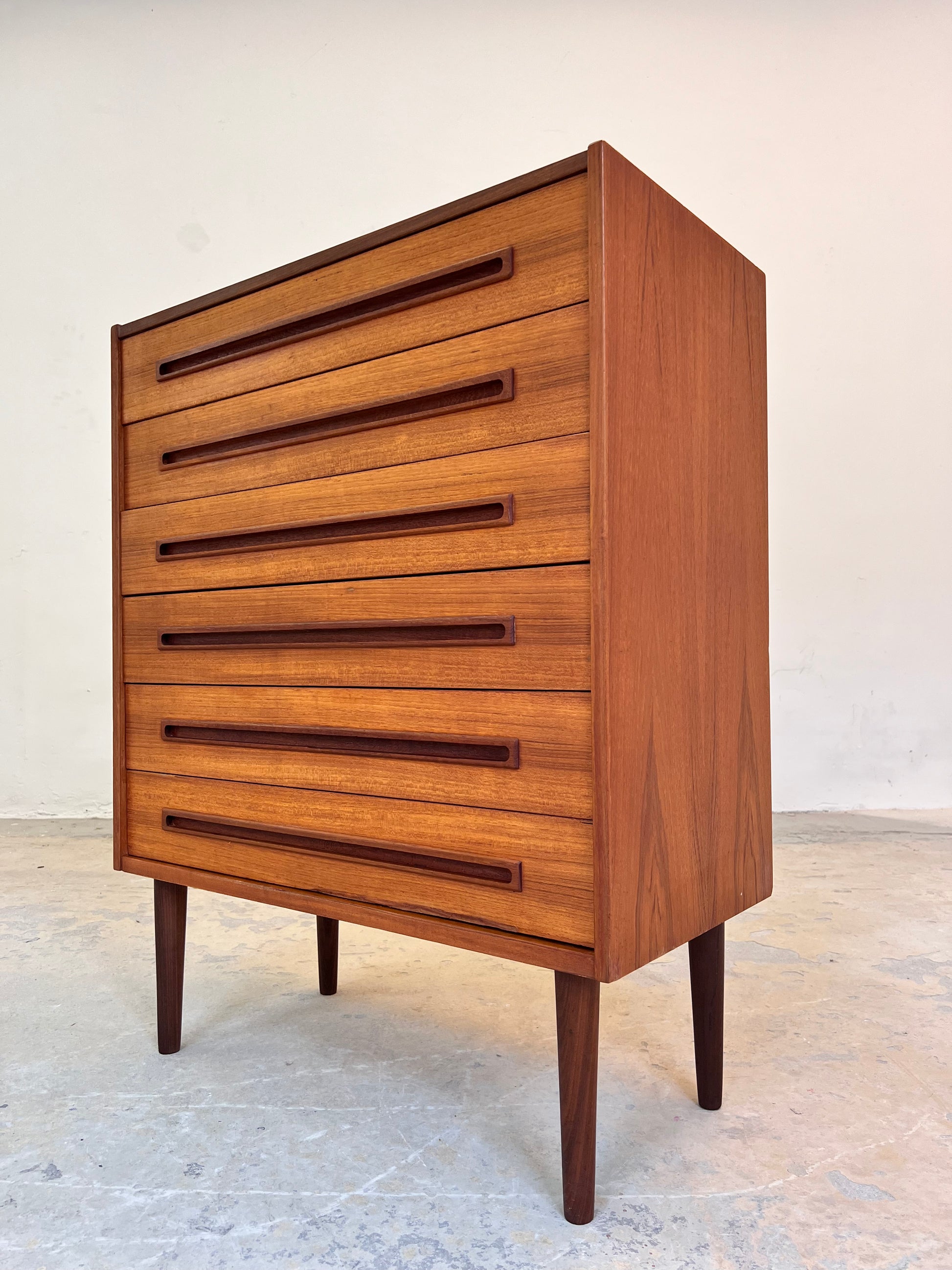 Kommode Teak mit eingelassenen langen Griffen aus Dänemark