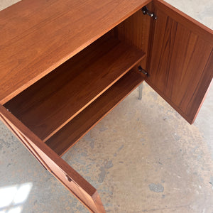 Kommode Teak mit Flügeltüren & neuen Chromfüßen von H. W. Klein
