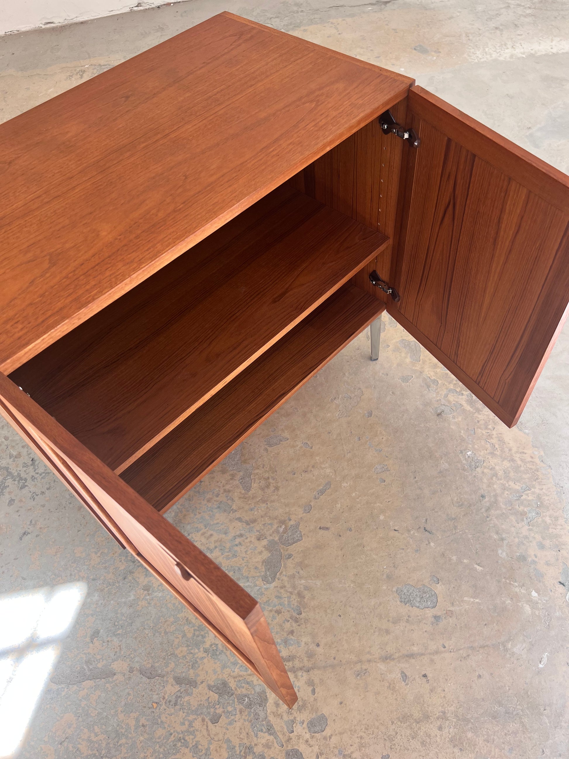 Kommode Teak mit Flügeltüren & neuen Chromfüßen von H. W. Klein
