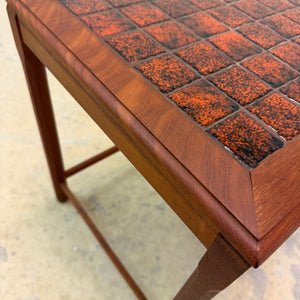 Beistelltisch Teak mit orange gescheckten Fliesen