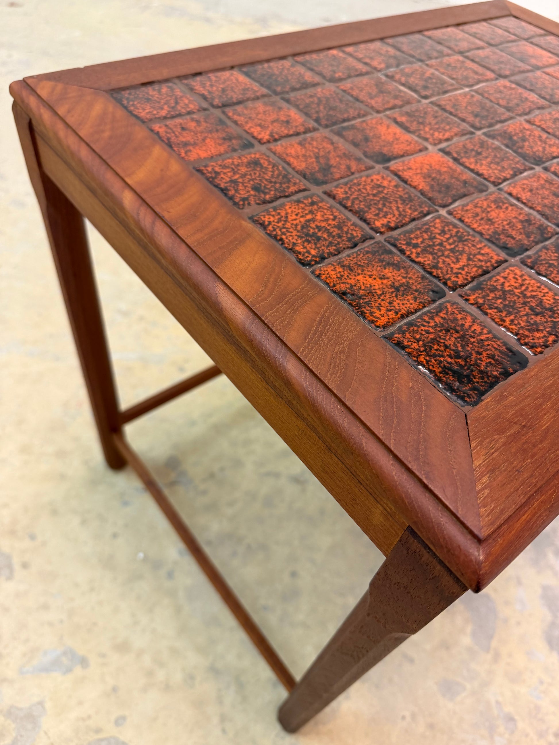 Beistelltisch Teak mit orange gescheckten Fliesen