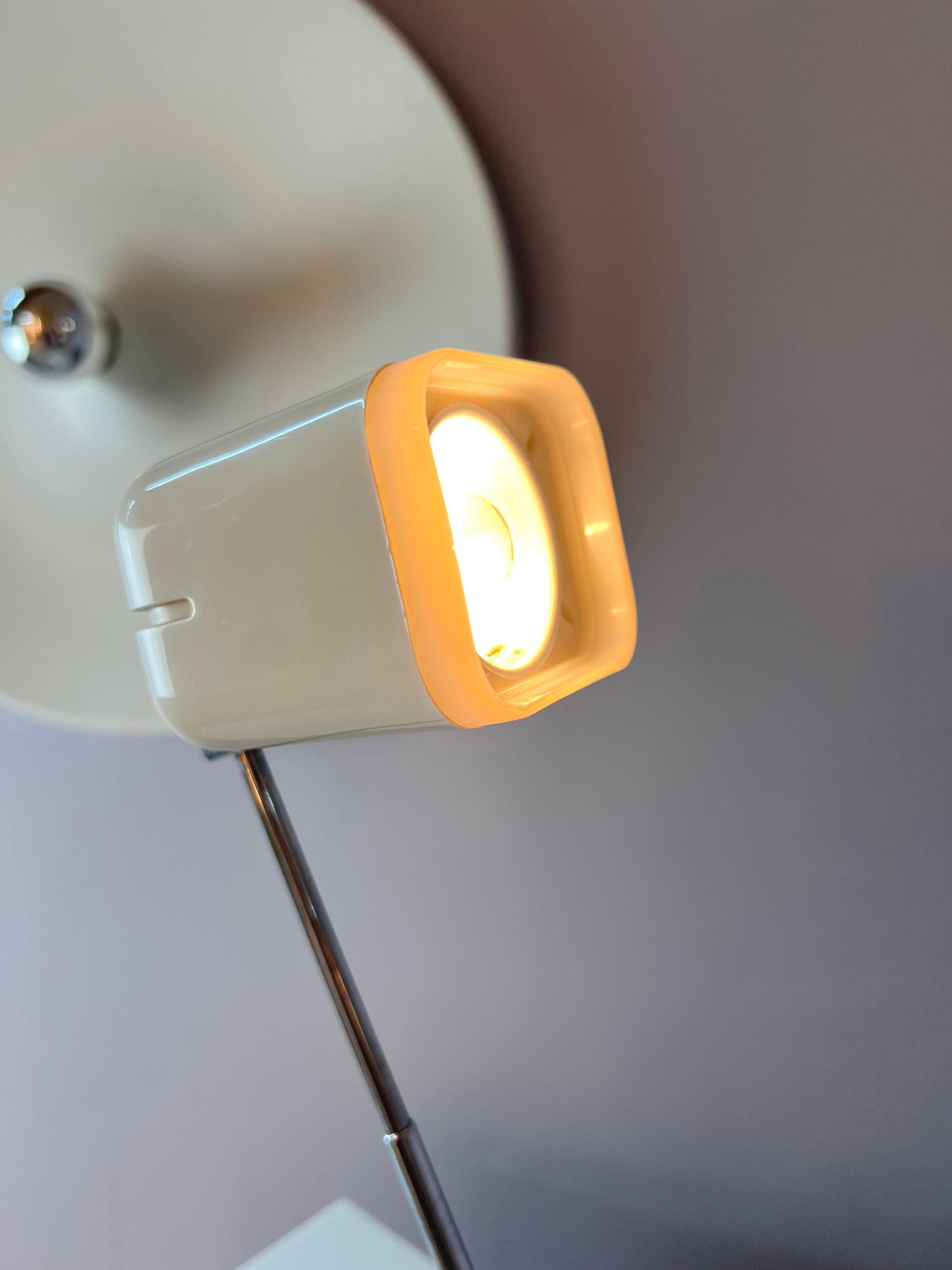 Tischlampe Modell 1001 weiß mit Teleskoparm von Karstadt