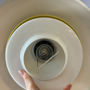 Lamellenlampe dunkelgrün gelb mit Opalglasschirm