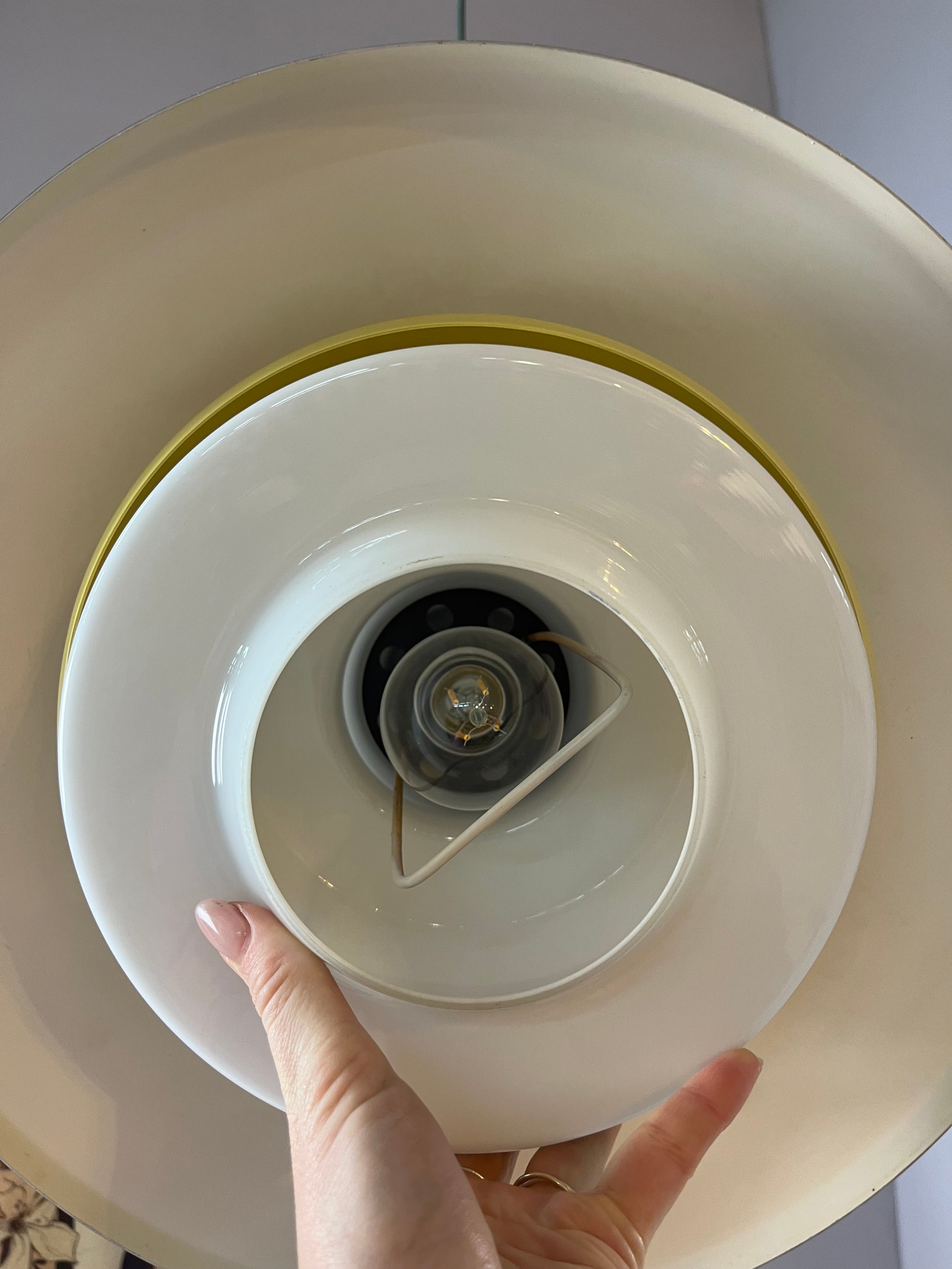Lamellenlampe dunkelgrün gelb mit Opalglasschirm